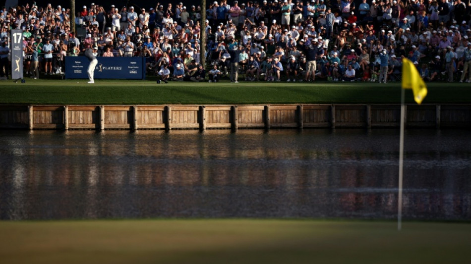  Un tiroteo mortal retrasa la entrada de los aficionados a un tradicional torneo de golf en EEUU 