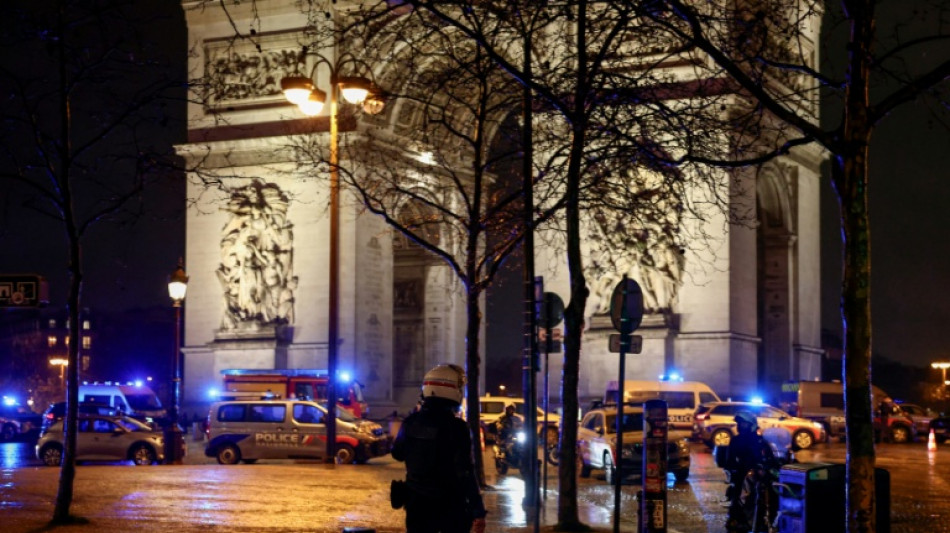 Paris: attaque au couteau sous l'Arc de Triomphe, le parquet antiterroriste saisi 