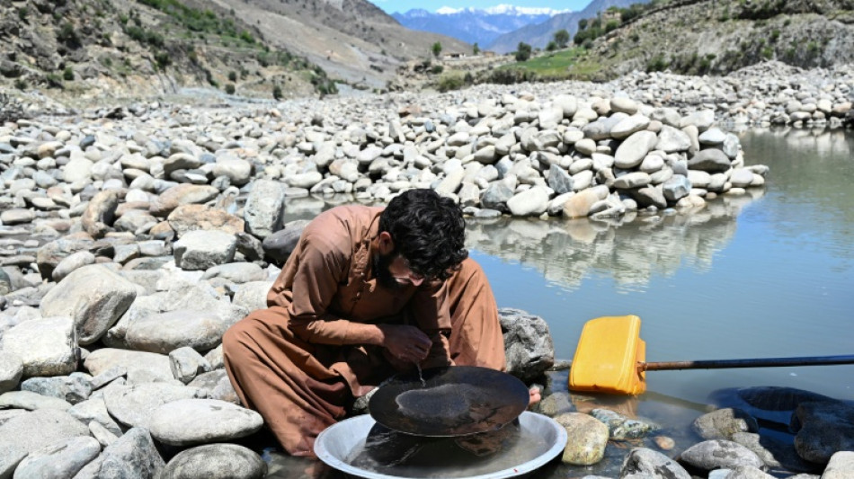  Afghans comb riverbed in search of gold dust 