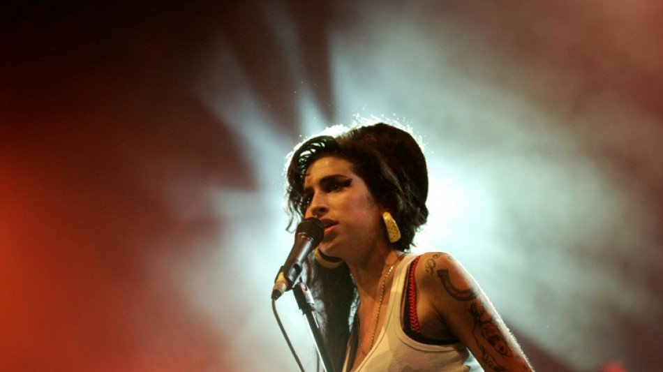  Amy Winehouse's father loses suit against friends selling her clothes 