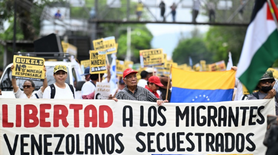 Reclaman liberaci&oacute;n de venezolanos presos en El Salvador en marcha por arzobispo Romero
