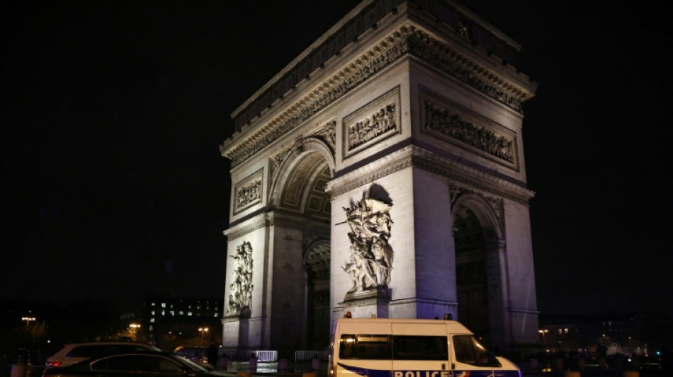 La polic&iacute;a mata a un hombre que empu&ntilde;aba un cuchillo en el Arco del Triunfo en Par&iacute;s