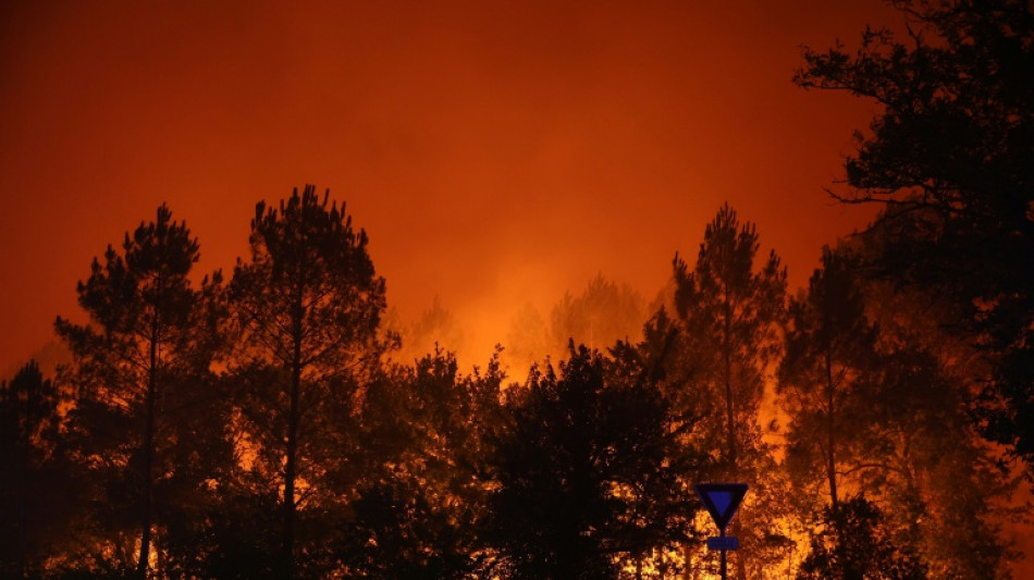  Gironde: 4.800 hectares br&ucirc;l&eacute;s et plus de 20.000 &eacute;vacu&eacute;s, les pompiers d&eacute;fendent "maison par maison" 