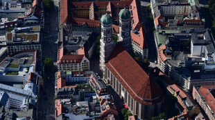 M&uuml;nchner Feuerwehr befreit Vater mit Kleinkind aus st&auml;ndig fahrendem Aufzug