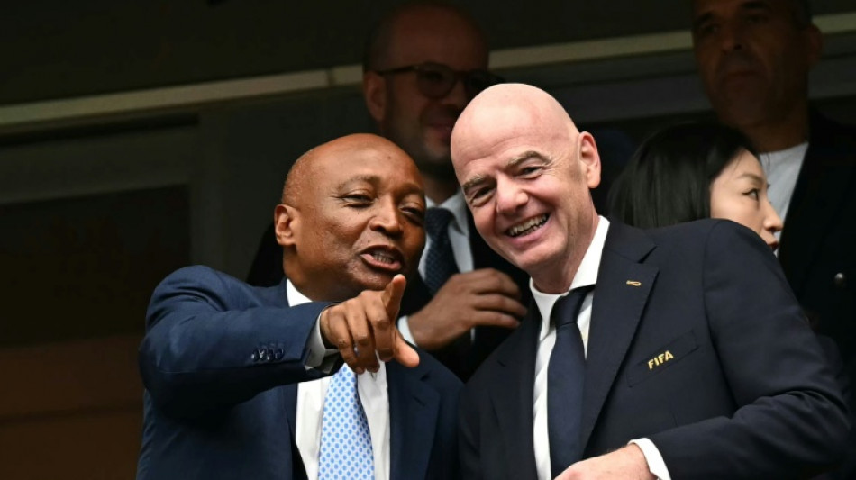  Presidente da Confedera&ccedil;&atilde;o Africana de Futebol defende Infantino das cr&iacute;ticas 