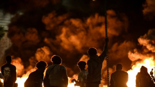 Francia refuerza el despliegue policial pero la violencia contin&uacute;a con "menor intensidad"