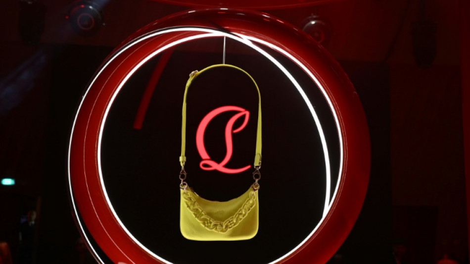 Conflit Louboutin/Amazon: la justice europ&eacute;enne ouvre la voie &agrave; une responsabilit&eacute; d'Amazon dans des annonces pour des produits contrefaits