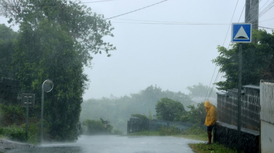 Cyclone Batsirai: les marins d'un navire s'&eacute;choue &agrave; La R&eacute;union, r&eacute;cup&eacute;r&eacute;s