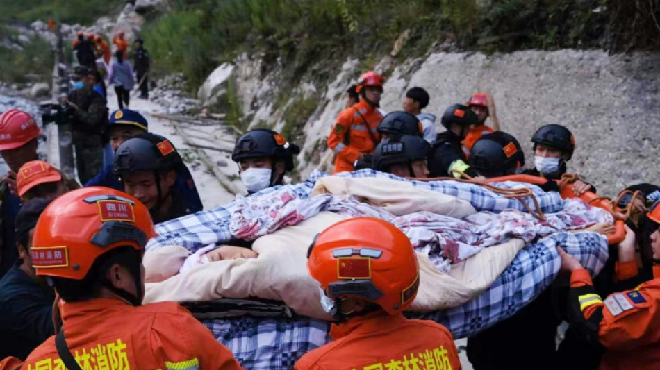 Rescatistas buscan supervivientes del sismo en China que dej&oacute; al menos 66 muertos