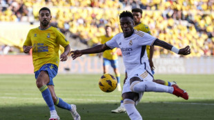 Real Madrid vira sobre Las Palmas com gols de Vini e Tchouam&eacute;ni e &eacute; l&iacute;der provis&oacute;rio
