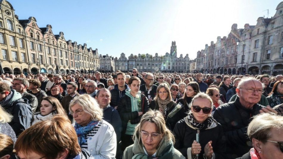 Attentat d'Arras: hommage de la ville &agrave; Dominique Bernard deux jours apr&egrave;s "le cauchemar"
