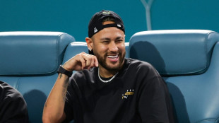 Neymar hace primer lanzamiento en el arranque del b&eacute;isbol en Miami
