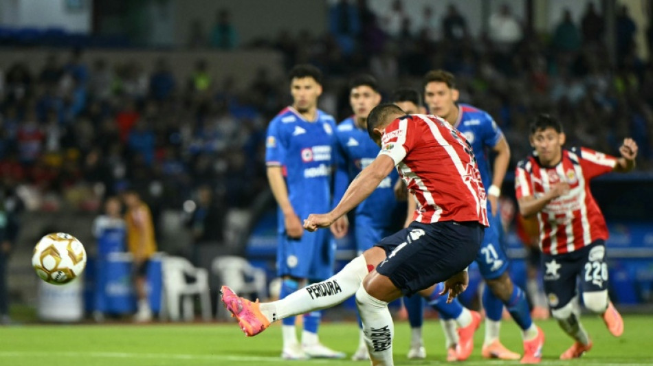 "Chicharito" Hernández termina entre críticas su segunda etapa con las Chivas de México