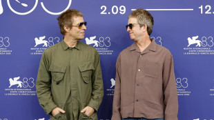 Febbre al Lido per gli Oasis, saltano la conferenza stampa ma vanno al photocall