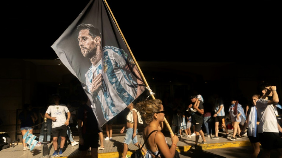 El t&iacute;tulo de Messi es "merecido" por su trayectoria, escribe Pel&eacute; en Instagram