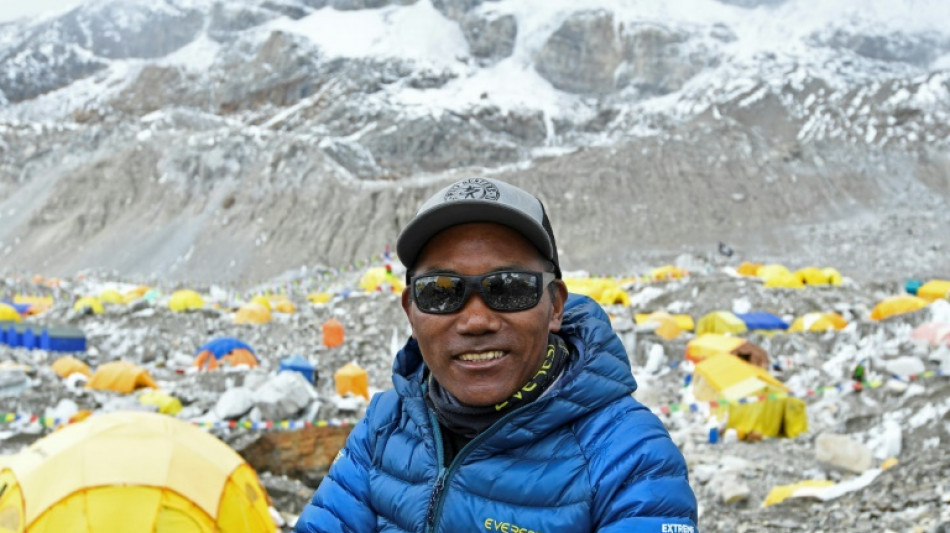 Un escalador nepal&iacute; alcanza el r&eacute;cord con 27 subidas al Everest