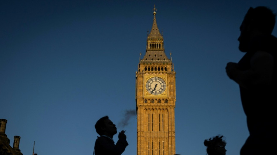  Reino Unido aprueba prohibir la venta de cigarrillos a personas nacidas despu&eacute;s de 2008 