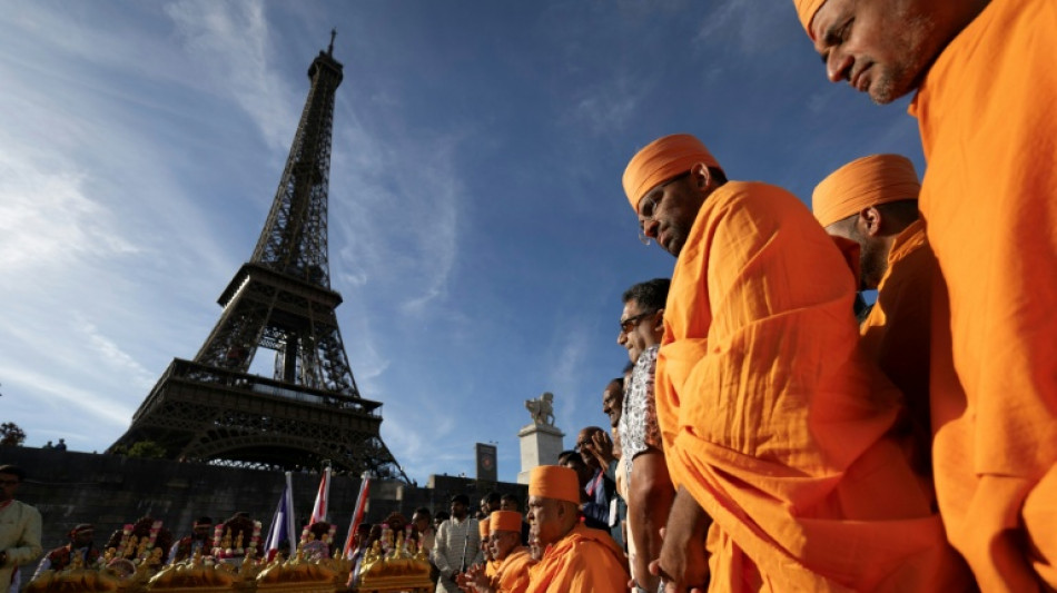  La Torre Eiffel cerr&oacute; por una protesta tras "invisibilizar" a sus trabajadoras durante una visita 