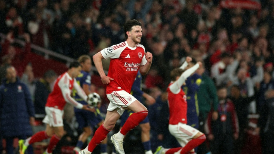  Arsenal sense Premier League glory as Spurs eye safety  