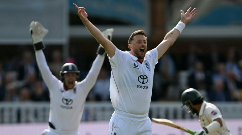  Four-wicket Robinson stars as Pakistan collapse in second Test 