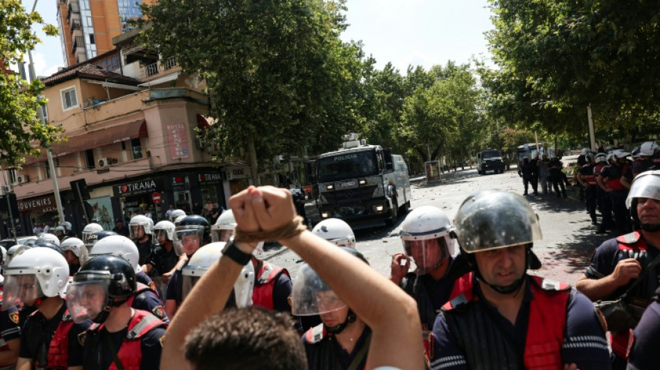 La polic&iacute;a repele a manifestantes contra el proyecto de resort vinculado a los Trump en Albania 