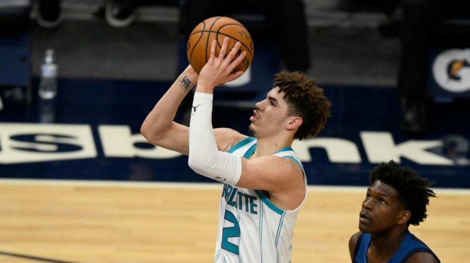  NBA T-Wolves add Ball and Green as James eyes options 