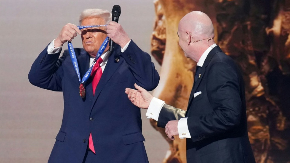 Un Donald Trump dichoso recibe el primer Premio de la Paz de la FIFA 