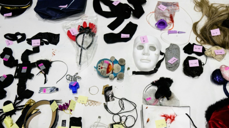 Des lunettes cass&eacute;es, une peluche crasseuse: les objets perdus dans la bousculade mortelle de S&eacute;oul