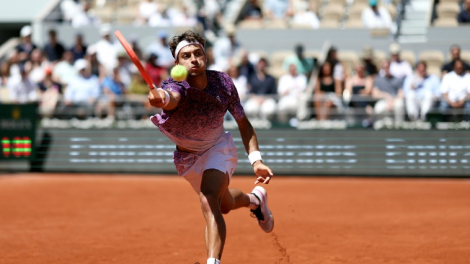  Cobolli stops thinking and quells Svajda fightback at French Open 