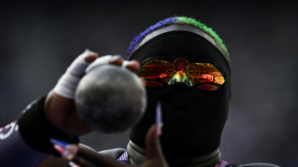 La estadounidense Saunders compite en bala con una m&aacute;scara negra