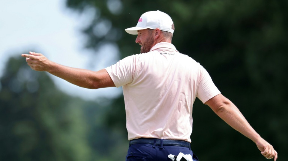  Clark fends off McIlroy to win BMW Championship  