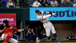 Judge blasts 62nd homer to beat Maris record